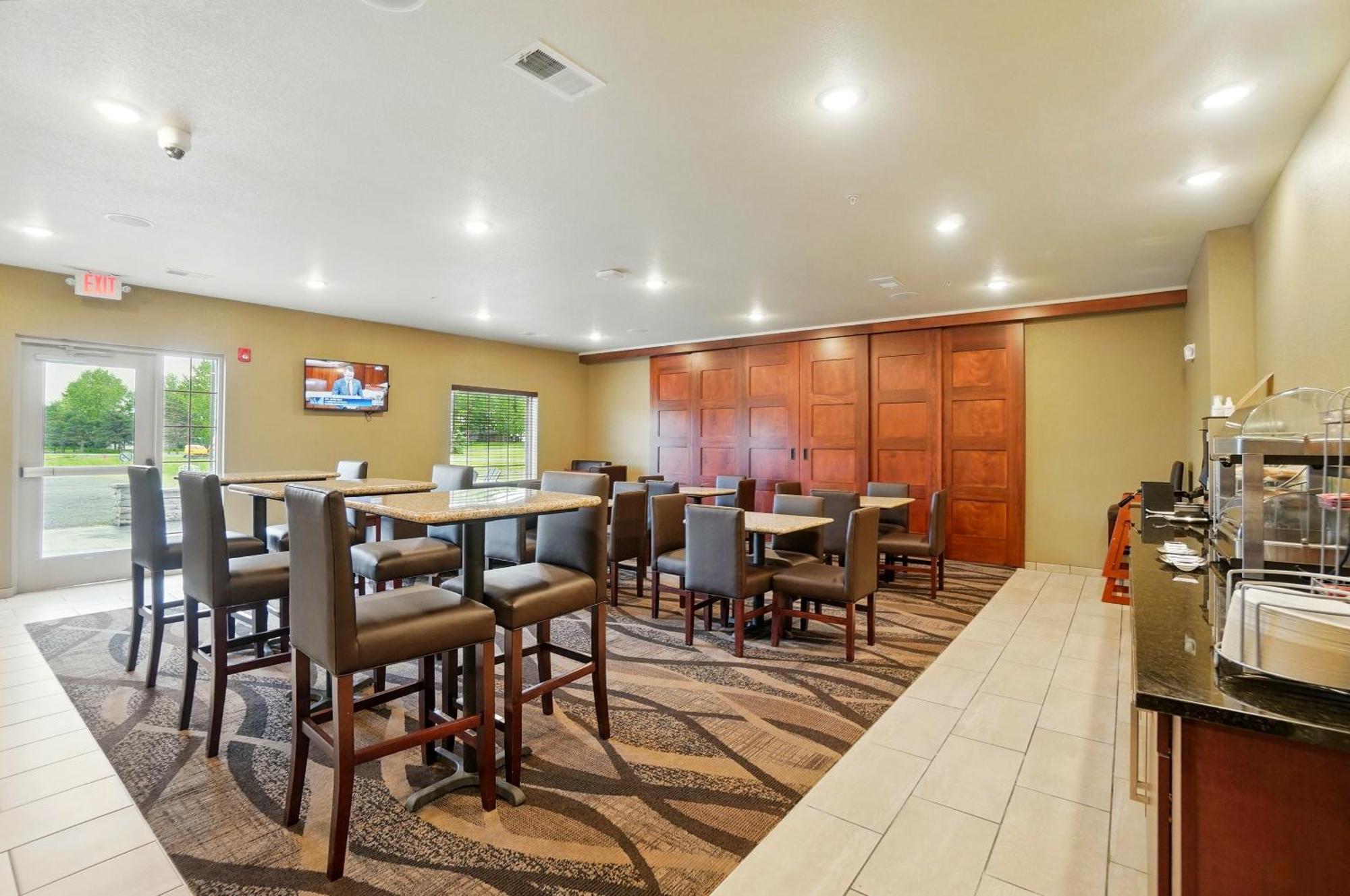Cobblestone Hotel & Suites - Russells Point At Indian Lake エクステリア 写真